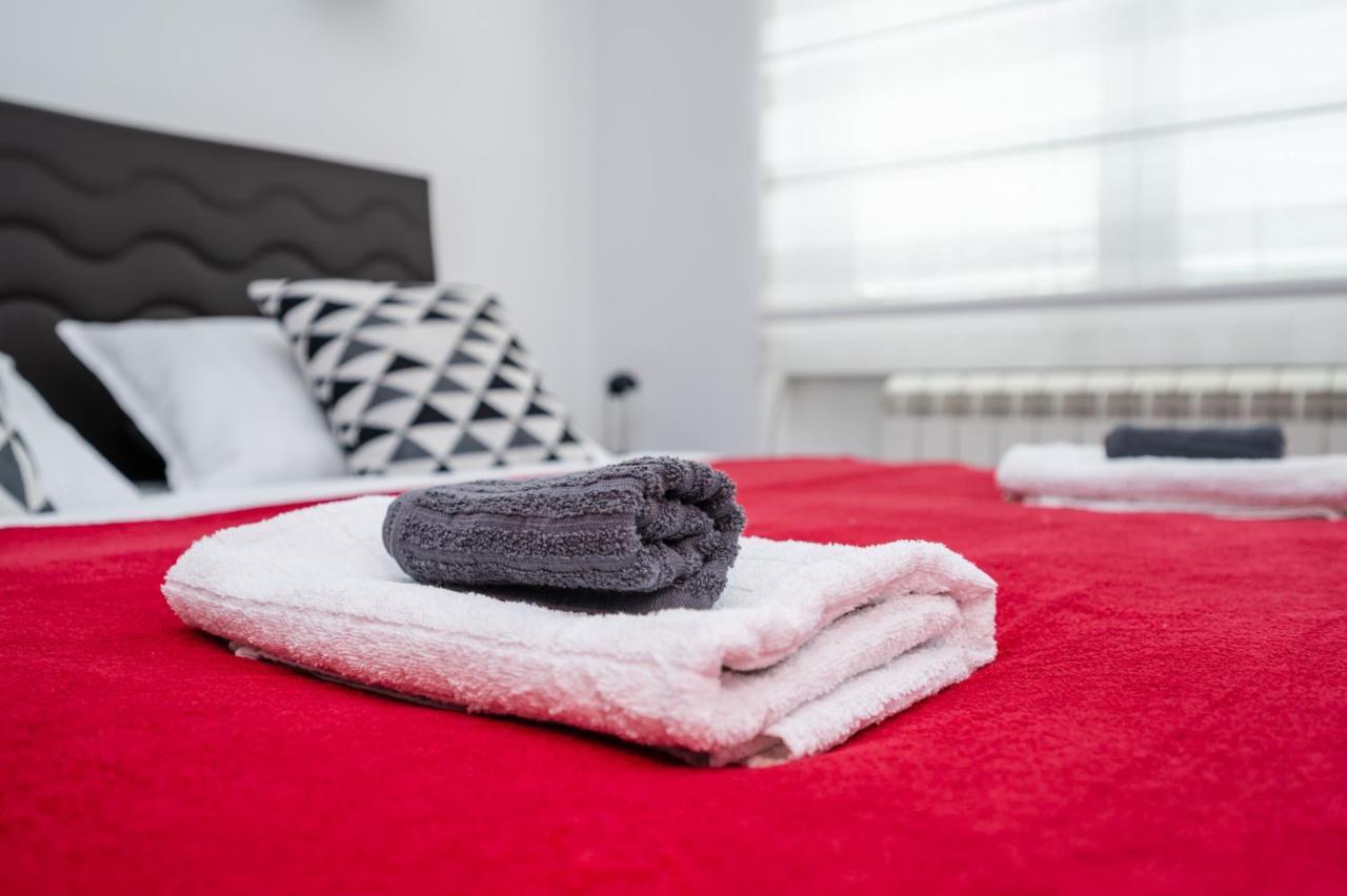 Bright 1Bdr Apartment In The City Center Сараево Екстериор снимка