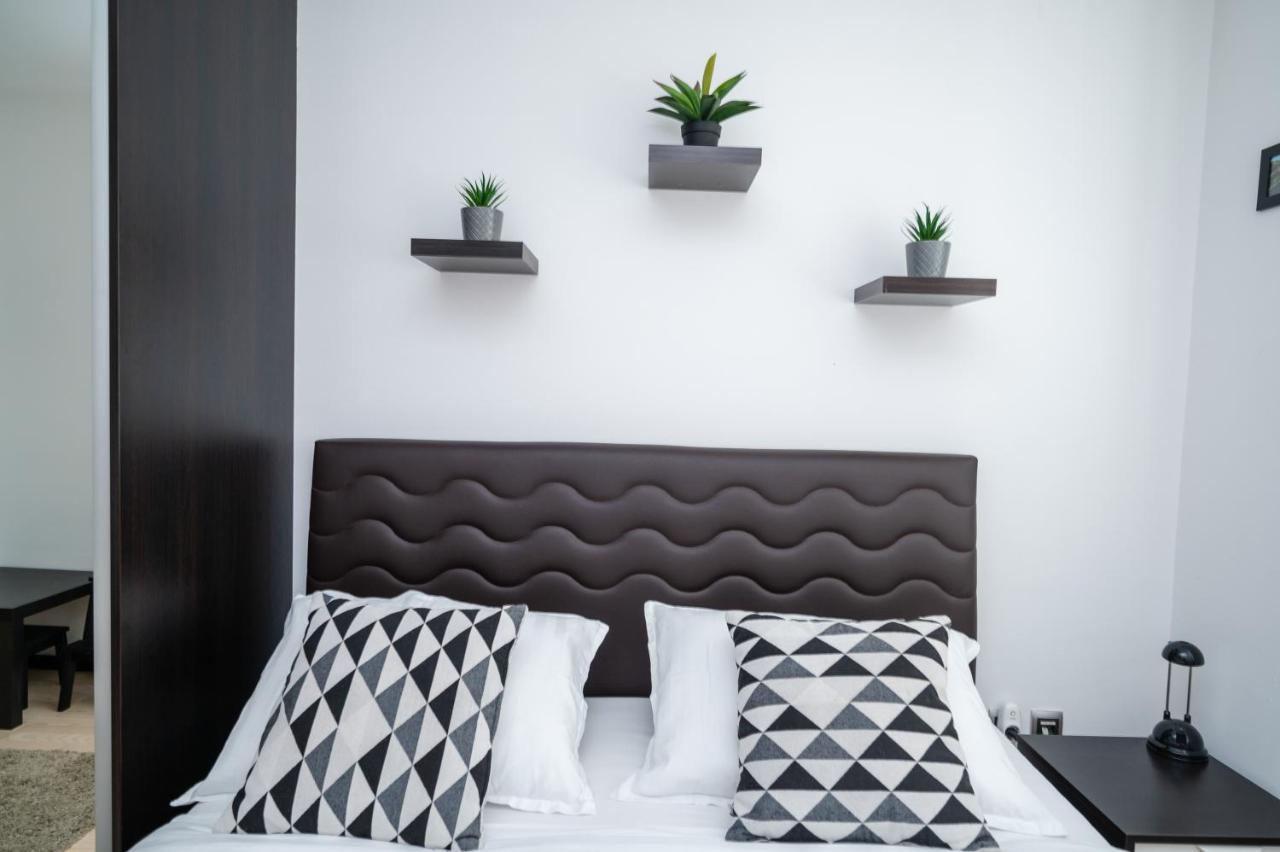 Bright 1Bdr Apartment In The City Center Сараево Екстериор снимка